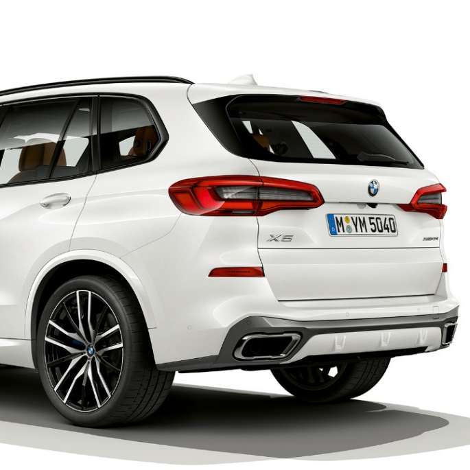 Steinhvítsanseraður BMW X5 xDrive40i M Sport G05 2018, skásett sjónarhorn á afturhluta