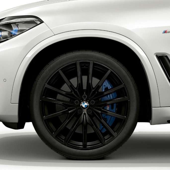 Steinhvítsanseraður BMW X5 xDrive40i M Sport G05 2018, framhluti og felga frá hlið
