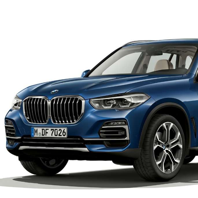 Blómablásanseruð xLine-útfærsla BMW X5 xDrive40i G05 2018, skásett sjónarhorn á framhluta