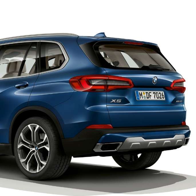 Blómablásanseruð xLine-útfærsla BMW X5 xDrive40i G05 2018, skásett sjónarhorn á afturhluta