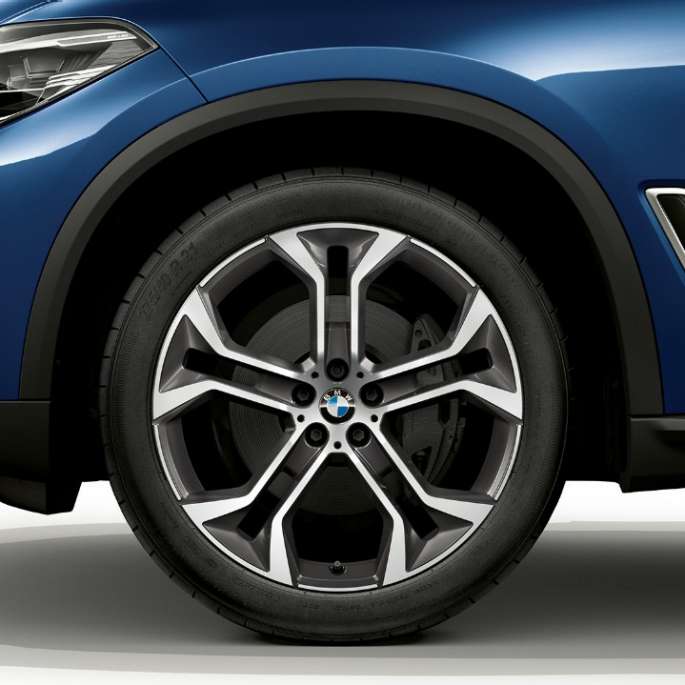 Blómablásanseruð xLine-útfærsla BMW X5 xDrive40i G05 2018, framhluti og felga frá hlið