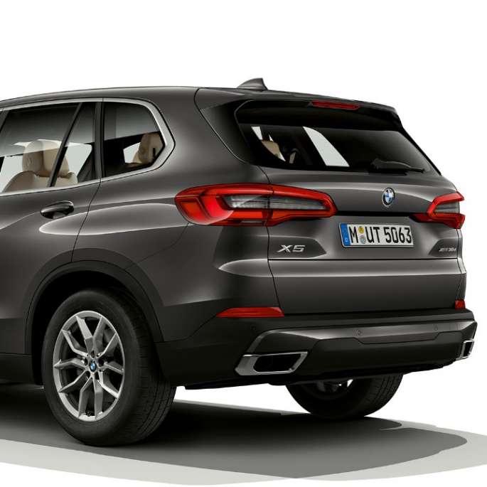 Glanssanseruð Sophisto-grá grunngerð BMW X5 xDrive30d G05 2018, skásett sjónarhorn á afturhluta