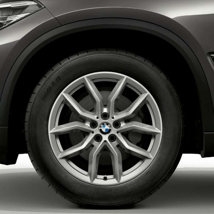Glanssanseruð Sophisto-grá grunngerð BMW X5 xDrive30d G05 2018, framhluti og felga frá hlið